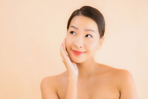 Retrato mujer asiática joven hermosa cara con concepto de spa de belleza