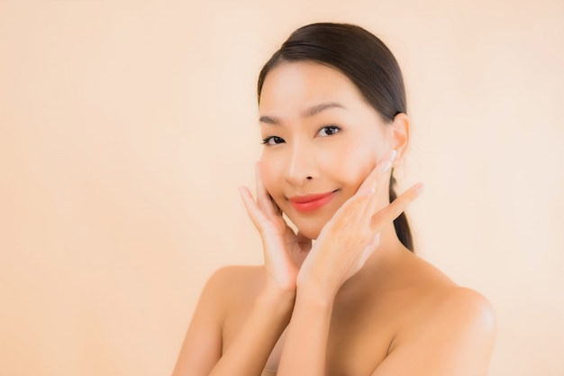 Retrato mujer asiática joven hermosa cara con concepto de spa de belleza