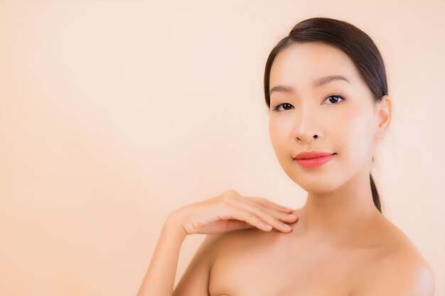 Retrato mujer asiática joven hermosa cara con concepto de spa de belleza