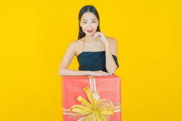 Retrato de mujer asiática joven hermosa sonrisa con caja de regalo roja