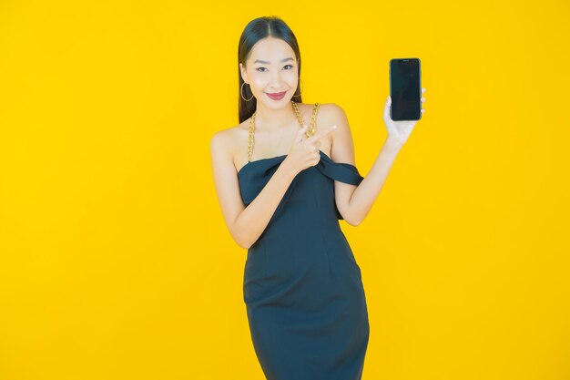 Retrato de mujer asiática joven hermosa sonrisa con teléfono móvil inteligente