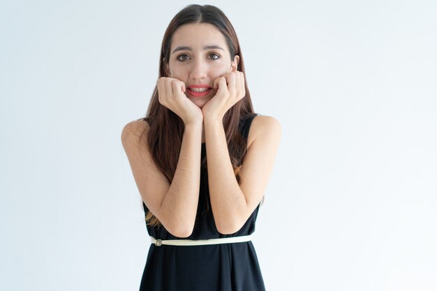 Retrato de mujer asiática joven mirando a cámara con miedo