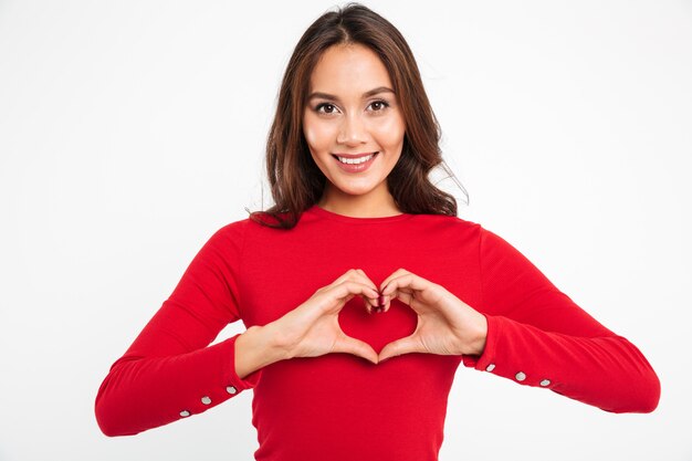 Retrato de una mujer asiática joven sonriente