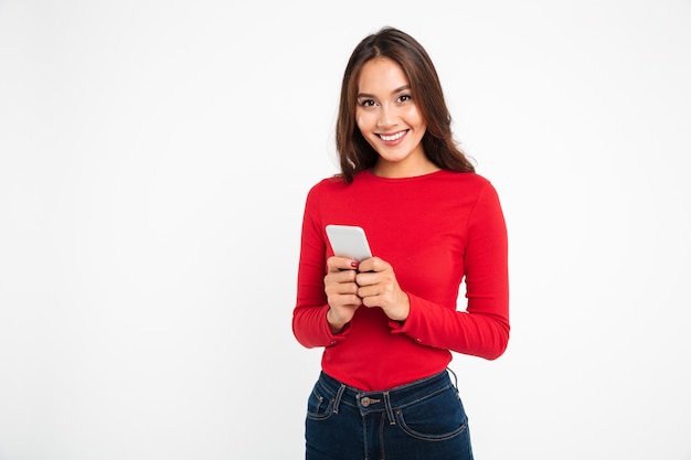 Retrato de una mujer asiática muy sonriente