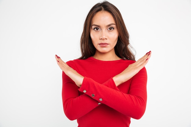 Retrato de una mujer asiática seria concentrada