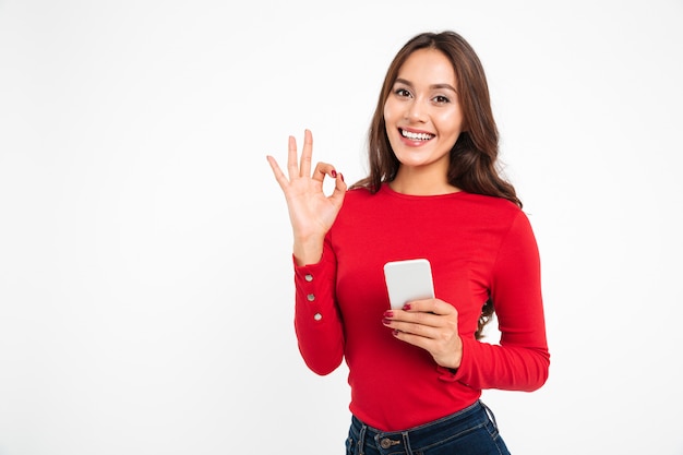 Retrato de una mujer asiática sonriente feliz