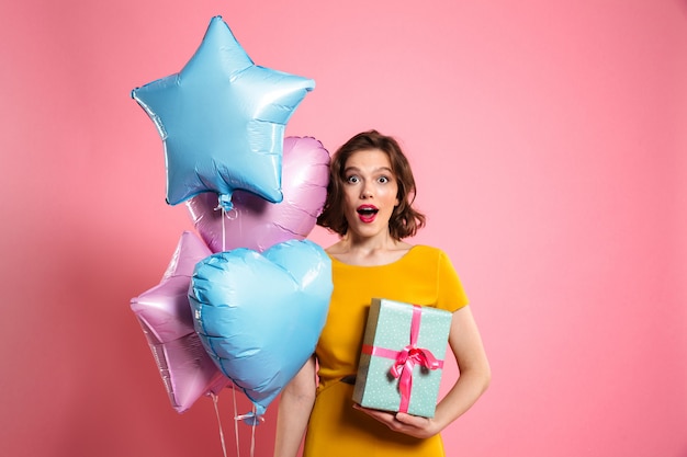 Retrato de una mujer asombrada feliz en el vestido