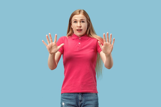 Retrato de la mujer asustada en azul