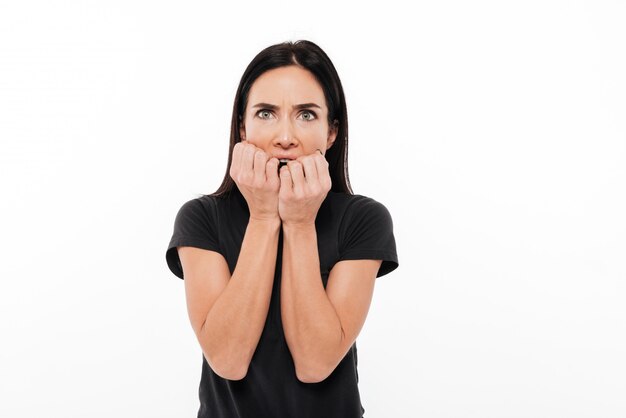 Retrato de una mujer asustada cogidos de la mano en la cara