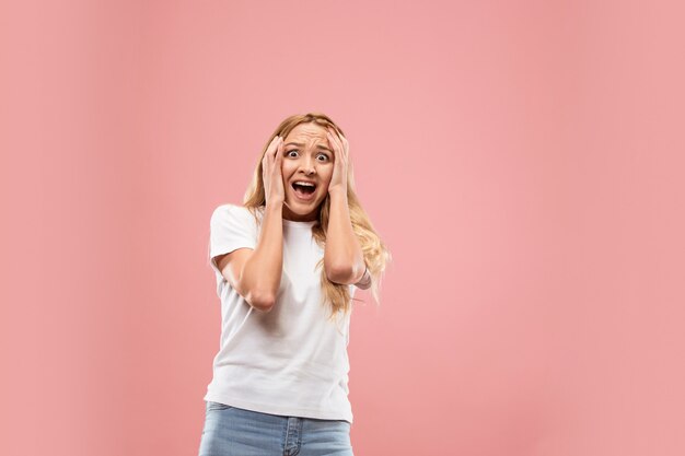 Retrato de la mujer asustada en rosa