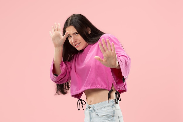 Foto gratuita retrato de la mujer asustada en rosa