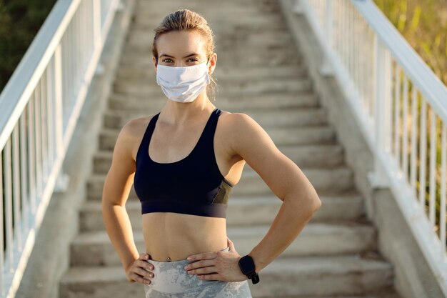 Retrato de mujer atlética con mascarilla protectora al aire libre