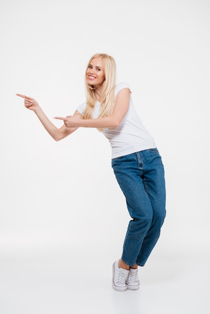 Retrato de una mujer atractiva alegre