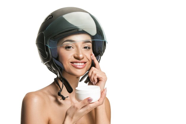 Retrato de mujer atractiva en casco de moto