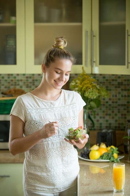 Retrato de una mujer atractiva en la cocina