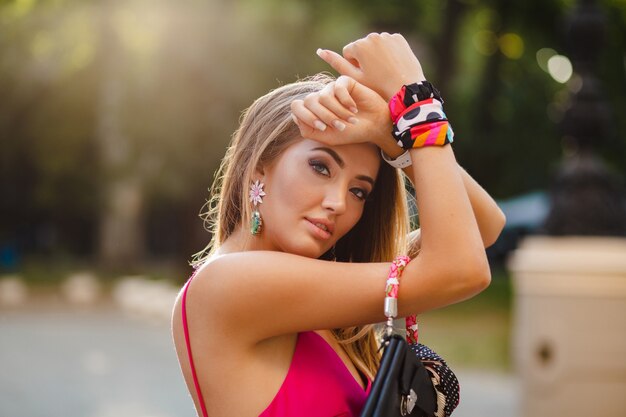 Retrato de mujer atractiva elegante sexy en vestido de verano sexy rosa caminando en la calle