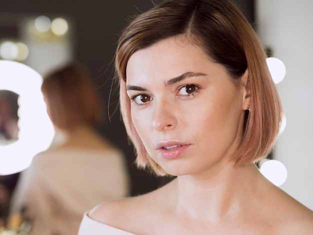 Foto gratuita retrato de mujer atractiva en estudio