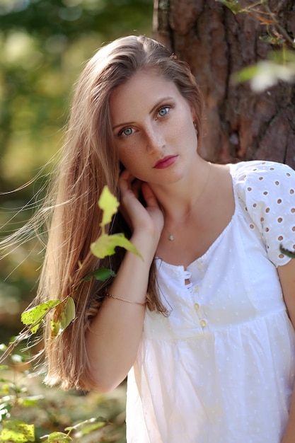 Foto gratuita retrato de mujer atractiva frackled en el bosque de otoño.