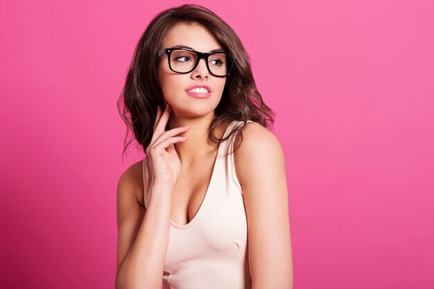 Retrato de mujer atractiva con gafas de moda