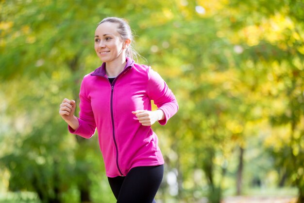 Retrato de una mujer atractiva jogging