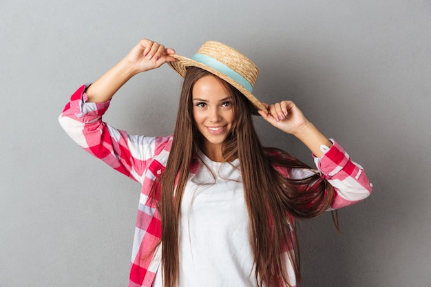 Retrato de una mujer atractiva sonriente en camisa plais