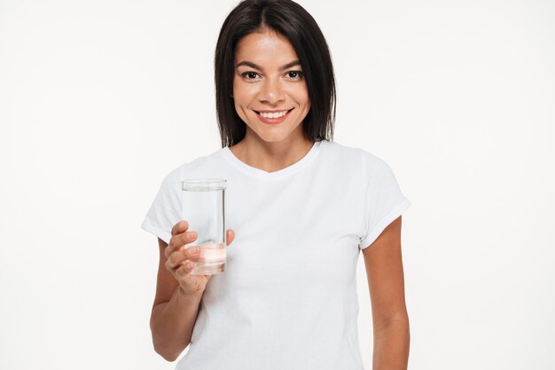 Retrato de una mujer atractiva sonriente sosteniendo