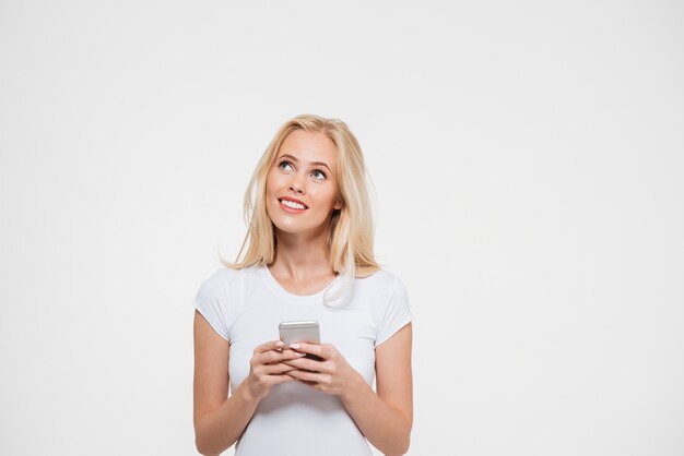 Retrato de una mujer atractiva sonriente con teléfono móvil