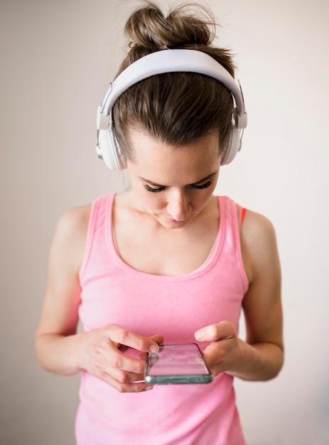 Foto gratuita retrato de mujer con auriculares puestos