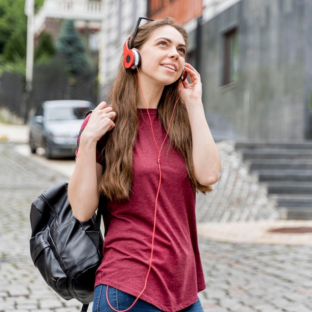 Retrato de mujer con auriculares