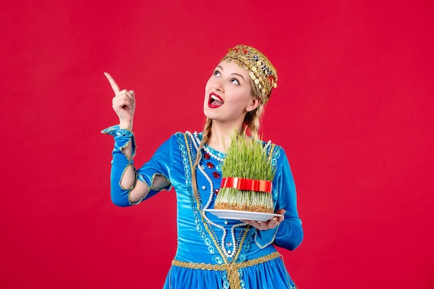 Retrato de mujer azerí en traje tradicional con estudio semeni disparó fondo rojo concepto de primavera vacaciones étnicas novruz