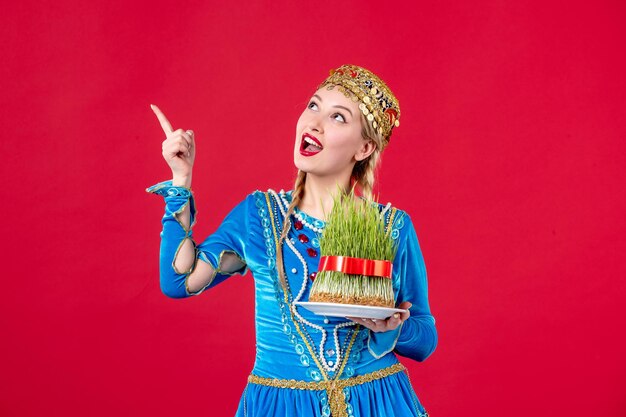Retrato de mujer azerí en traje tradicional con estudio semeni disparó fondo rojo concepto de primavera vacaciones étnicas novruz