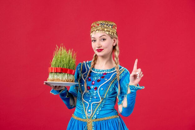 Retrato de mujer azerí en traje tradicional con estudio semeni disparó fondo rojo primavera concepto étnico