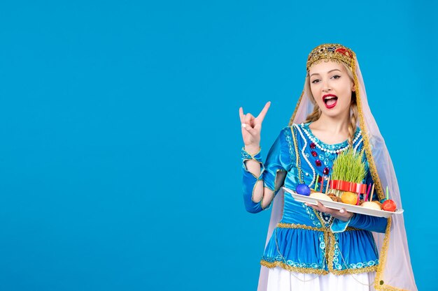 Retrato de mujer azerí en traje tradicional con estudio xonca disparó fondo azul bailarina de primavera étnica novruz