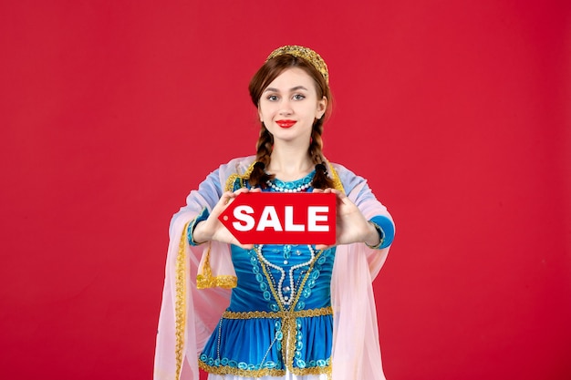 Retrato de mujer azerí en traje tradicional con placa de venta en rojo