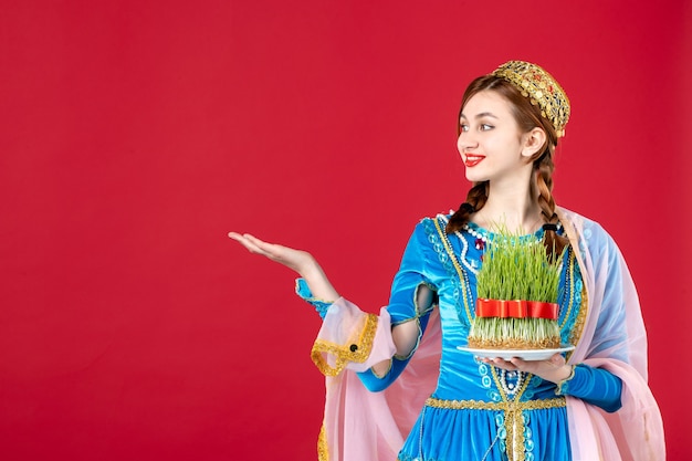 Foto gratuita retrato de mujer azerí en traje tradicional con semeni en rojo