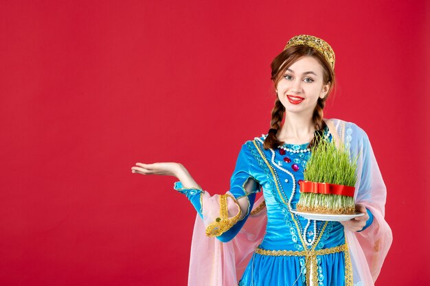 Retrato de mujer azerí en traje tradicional con semeni en rojo