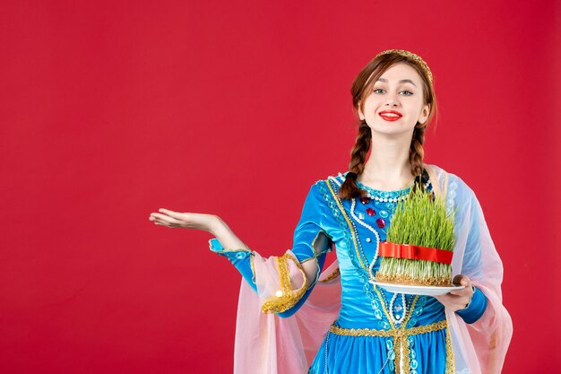 Retrato de mujer azerí en traje tradicional con semeni en rojo