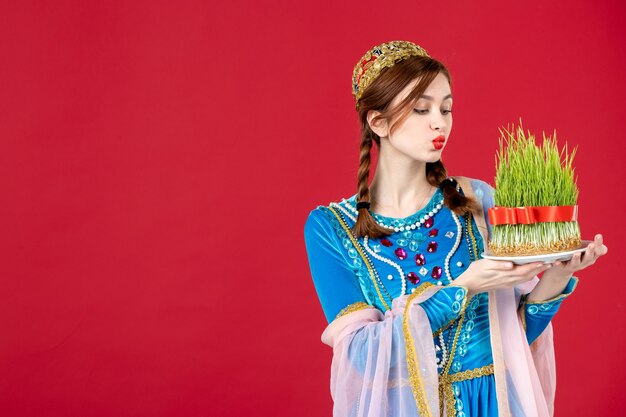 Retrato de mujer azerí en traje tradicional con semeni en rojo