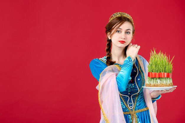 Retrato de mujer azerí en traje tradicional con semeni en rojo