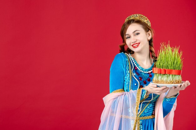 Retrato de mujer azerí en traje tradicional con semeni en rojo