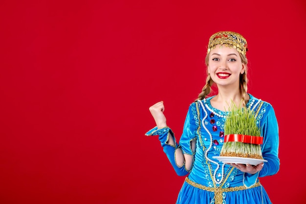 Retrato de mujer azerí en traje tradicional con semeni verde sobre fondo rojo concepto étnico novruz