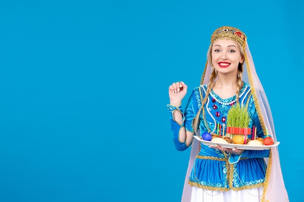 Retrato de mujer azerí en traje tradicional con xonca studio shot fondo azul concepto bailarín étnico