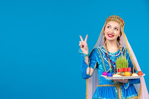 Retrato de mujer azerí en vestido tradicional con novruz xonca fondo azul primavera bailarina de dinero étnico