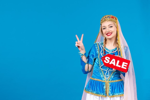 Retrato de mujer azerí en vestido tradicional con placa de venta sobre fondo azul color comercial primavera novruz étnica