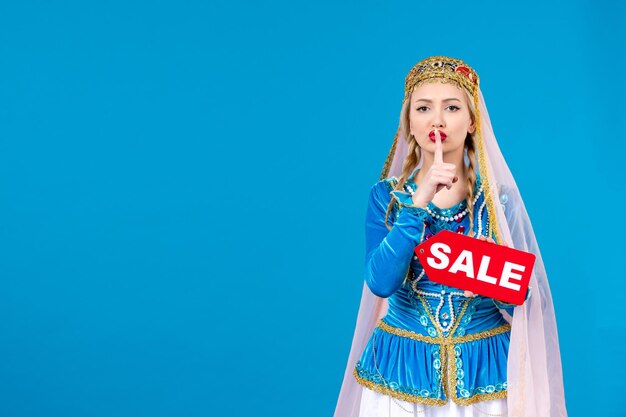 Retrato de mujer azerí en vestido tradicional con placa de venta sobre fondo azul compras primavera novruz