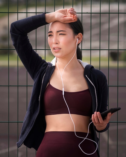 Foto gratuita retrato de mujer bastante joven cansada después del entrenamiento