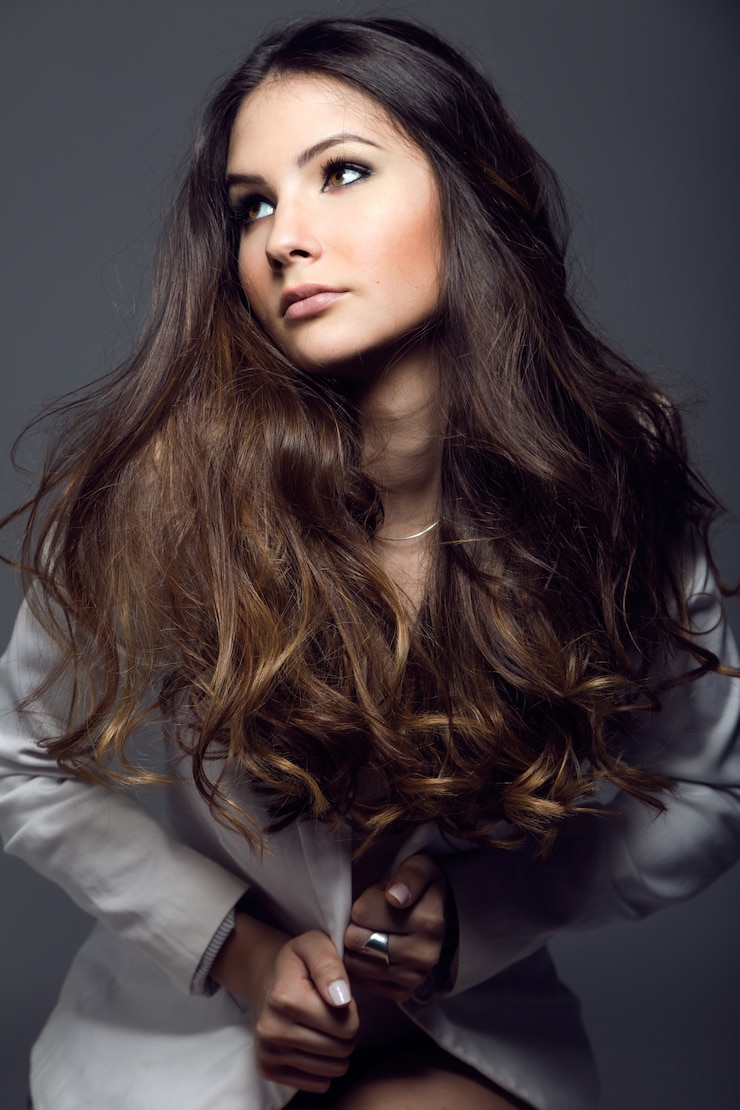 Foto gratuito retrato de la mujer bastante joven que presenta en la foto del estudio.