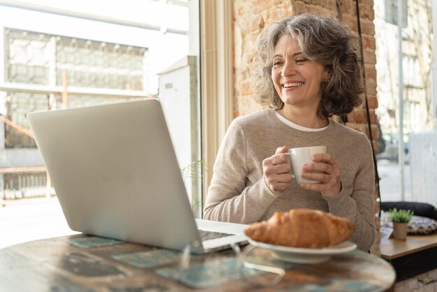 Retrato mujer bebiendo café