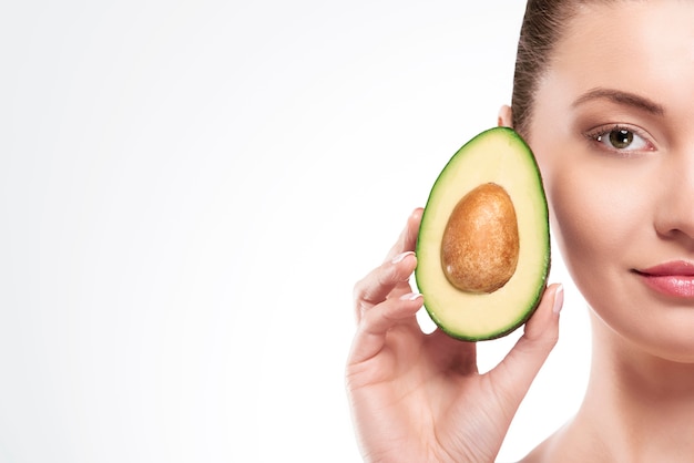 Retrato de mujer de belleza con aguacate