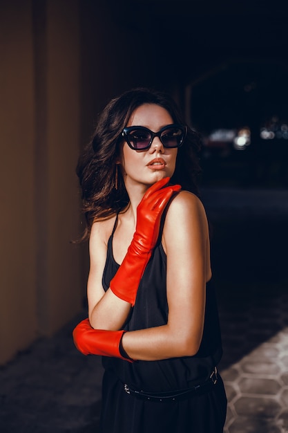 Foto gratuita retrato de mujer de belleza en la calle, retrato al aire libre, modelo de fahion